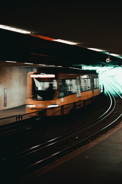 Movimiento borroso del tren en la estación de metro