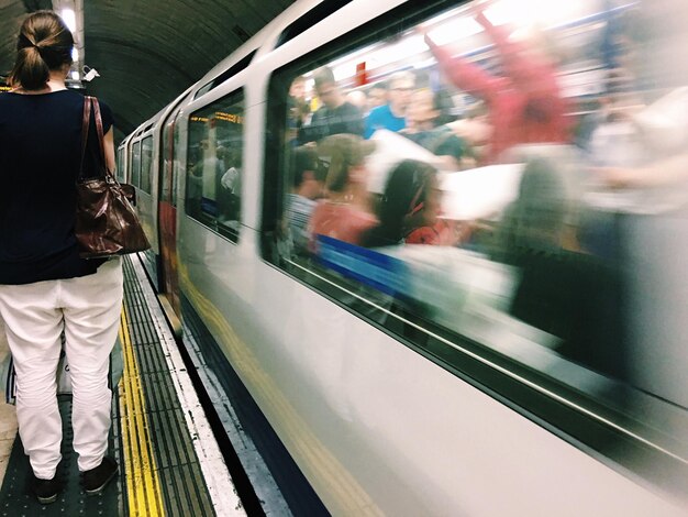 Movimiento borroso del tren en la estación de tren