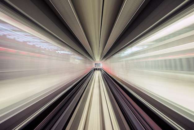 Movimiento borroso del tren del metro
