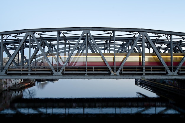 Movimiento borroso del tren en el puente ferroviario.