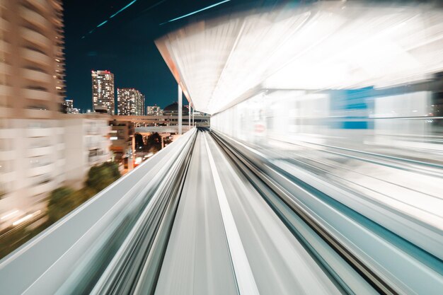 Movimiento borroso del tren que se mueve dentro del túnel con luz del día en Tokio Japón