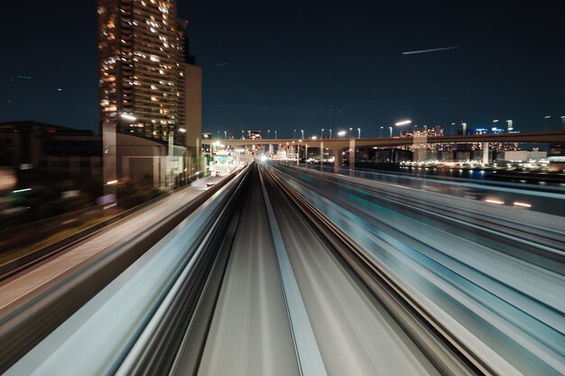 Movimiento borroso del tren que se mueve dentro del túnel con la luz del día en Tokio, Japón