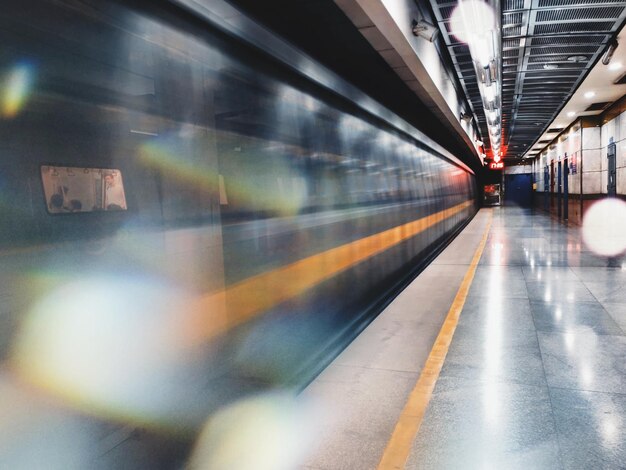 Foto movimiento borroso del tren