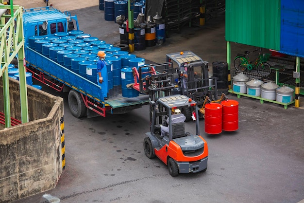 Movimiento de carretilla elevadora de barriles de petróleo para el transporte