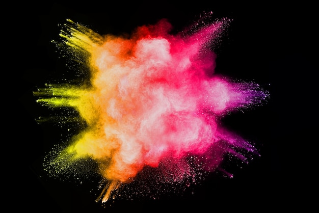 Movimiento de congelación de explosiones de polvo de color aisladas en fondo negro
