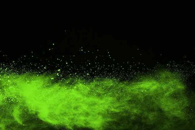 El movimiento de explosión de polvo abstracto congelado verde sobre fondo negro.
