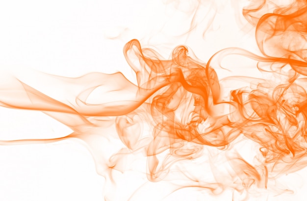 Foto movimiento del extracto del humo anaranjado en el fondo blanco. tinta amarilla color de agua