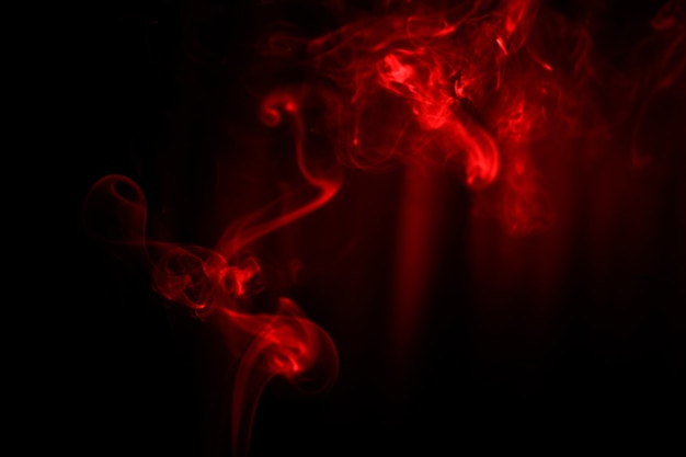 Movimiento de humo abstracto sobre fondo negro