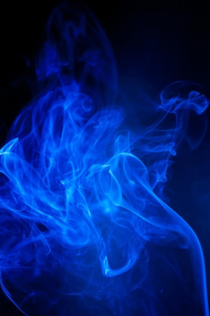 Movimiento de humo azul sobre fondo negro