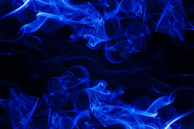 Movimiento de humo azul sobre fondo negro