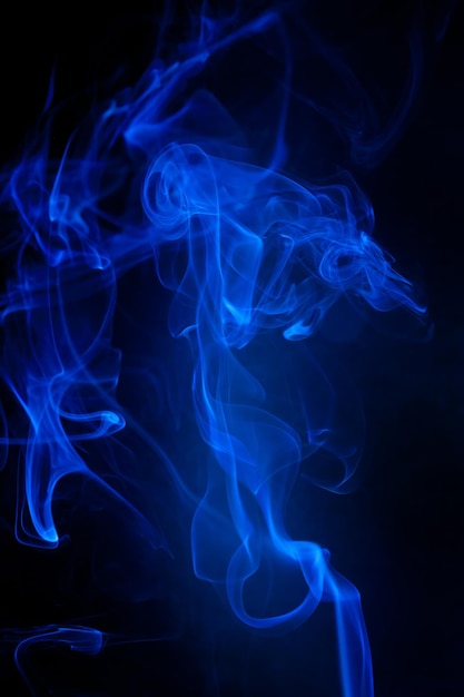 Movimiento de humo azul sobre fondo negro