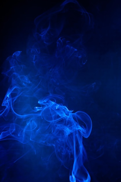 Movimiento de humo azul sobre fondo negro