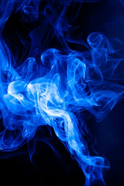 Foto movimiento de humo azul sobre negro.