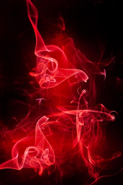 Movimiento de humo rojo sobre fondo negro