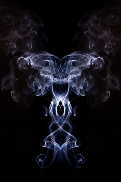 Movimiento de humo sobre fondo negro