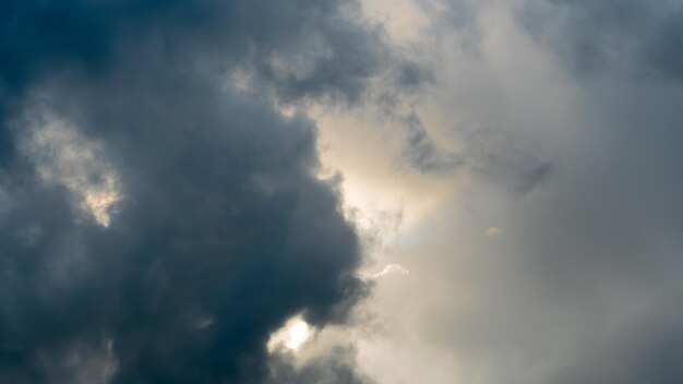 Movimiento de lapso de tiempo nubes negras de tormenta cubren el cielo Nubes negras aterradoras durante un huracán y trueno El clima está esperando lluvia