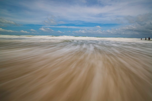 Movimiento de la línea de pestañas de las olas del mar en la playa