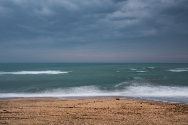 Movimiento de onda borrosa y playa vacía