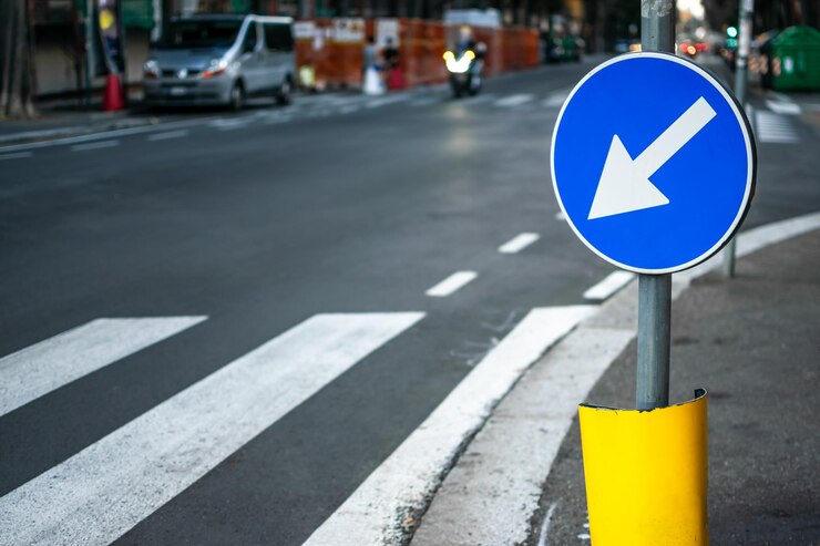 Movimiento de la señal de tráfico que muestra la dirección para múltiples conceptos