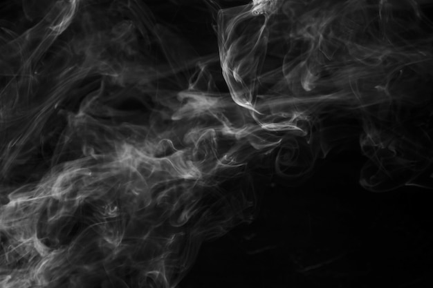 Movimiento de superposición de humo sobre fondo negro