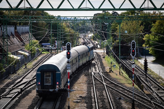 Movimiento del tren de la estación de tren desde arriba de los rieles