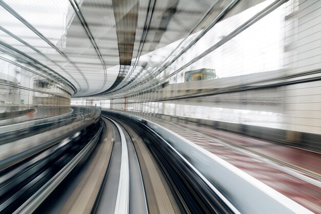 Movimiento del tren que pasa por el túnel