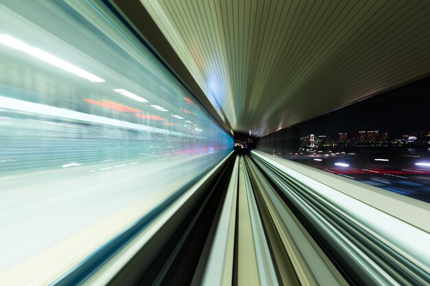 Foto movimiento de velocidad borrosa en túnel de carretera de carretera urbana
