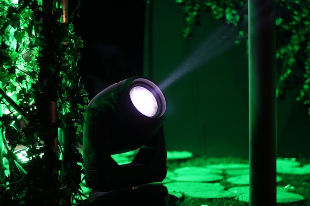 Moving Lighting Searchlight auf einer Bühne mit grüner Hintergrundbeleuchtung