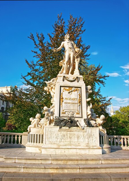 Mozart-Skulptur im Burggarten in Wien, Österreich.