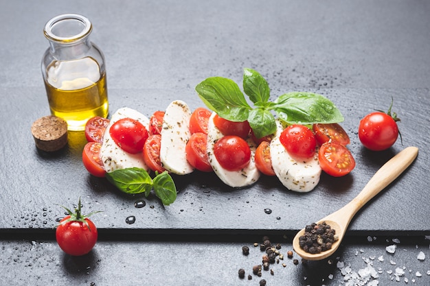 Mozzareela, tomate y albahaca