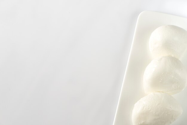 Mozzarella auf Weiß