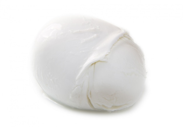 mozzarella italiana fresca no fundo branco