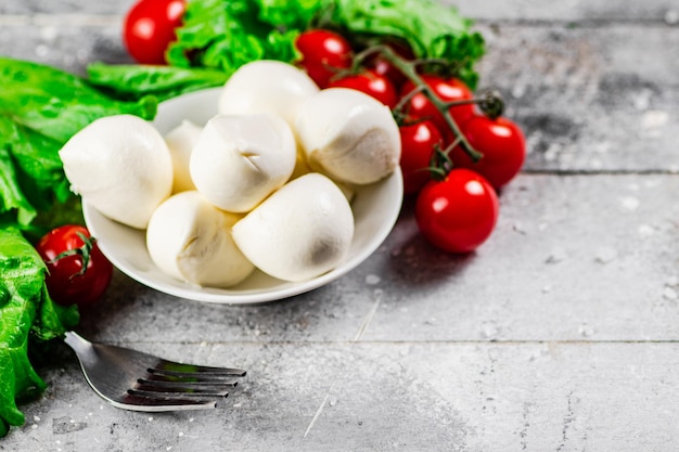 Mozzarella-Käse mit Kirschtomaten und Kräutern