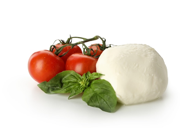 Mozzarella-Käse, Tomate und Basilikum lokalisiert auf weißem Hintergrund