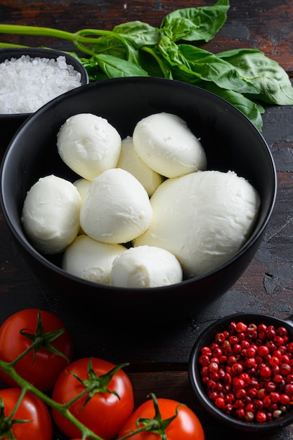 Mozzarella-Käsebällchen mit frischen Basilikumblättern und Kirschtomaten