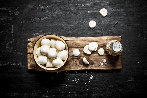 Mozzarella mit Salz auf dem Brett.