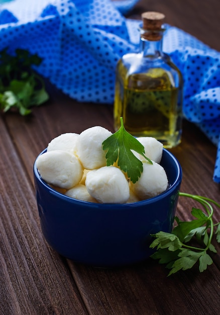 Mozzarella De Queso Italiano En Tazón Azul