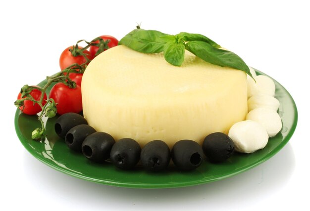 Mozzarella de queso con verduras en el plato isolataed en blanco