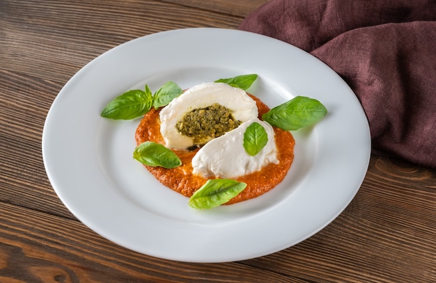 Mozzarella recheado com pesto com molho de tomate seco