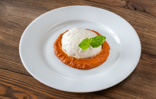 Mozzarella rellena de pesto con salsa de tomate secado al sol