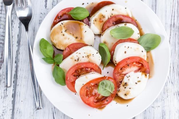 Mozzarella-Tomaten und Balasmico-Dressing