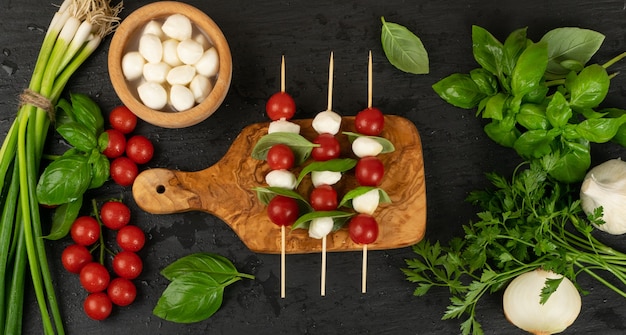 Mozzarella y tomates cherry en brochetas