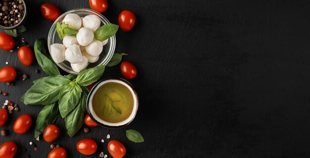 Mozzarella und Kirschtomaten mit Basilikumblättern