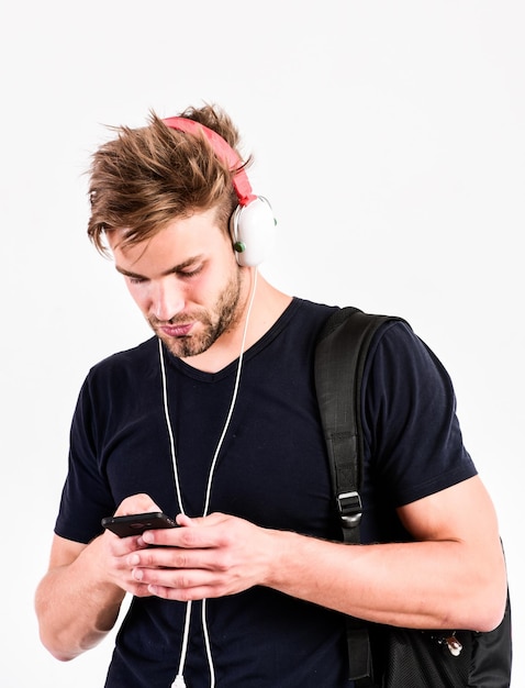 Mp3-Player-Konzept Genießen Sie perfekten Musiksound Kopfhörer Musik-Gadget Musikalische Zubehör-Gadgets Man hört Musik online über Kopfhörer und Smartphone Moderne Technologie Musikanwendungskonzept