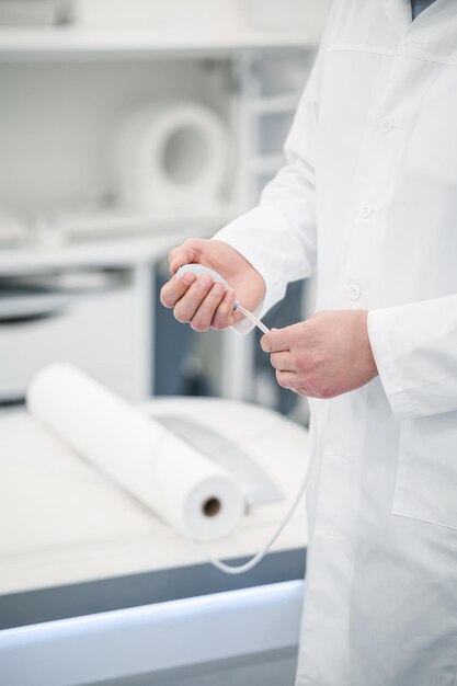 MRI médico grisalho masculino em um jaleco trabalhando no centro de diagnóstico
