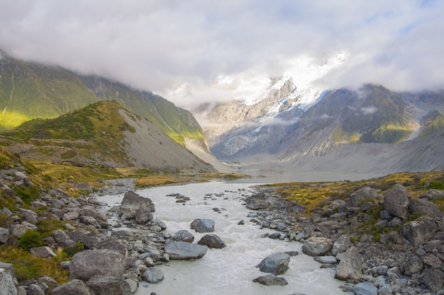 Mt Cook &amp; Mueller Lake calcado desde Kea Point en la isla sur de Nueva Zelanda