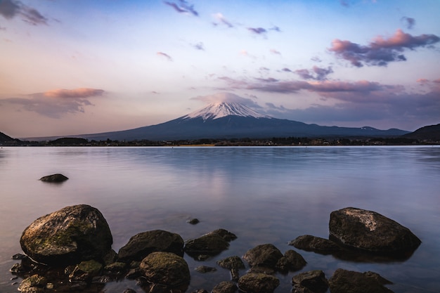 Foto mt. fuji bei kawaguchiko fujiyoshida, japan. der fujisan ist der höchste berg japans