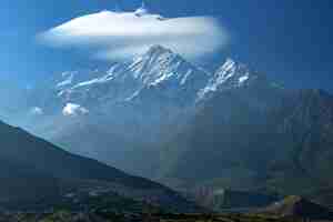 Foto mt. nilgiri, vista de jomsom, nepal.