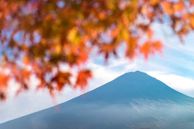 Foto mt. symbol fuji-vulkans japan mit buntem japanji ahornblattvordergrund des herbstes bunter