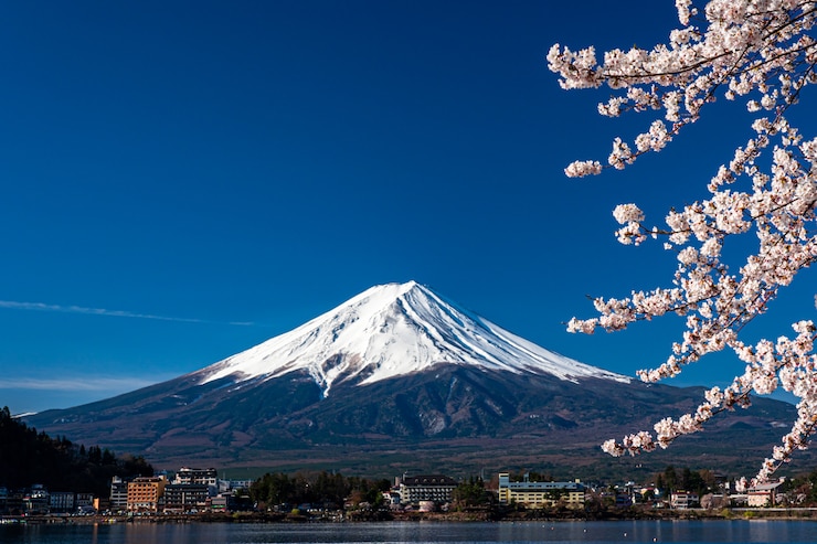 Foto mt. tempo de fuji na primavera com as flores de cerejeira no kawaguchiko fujiyoshida, japão.